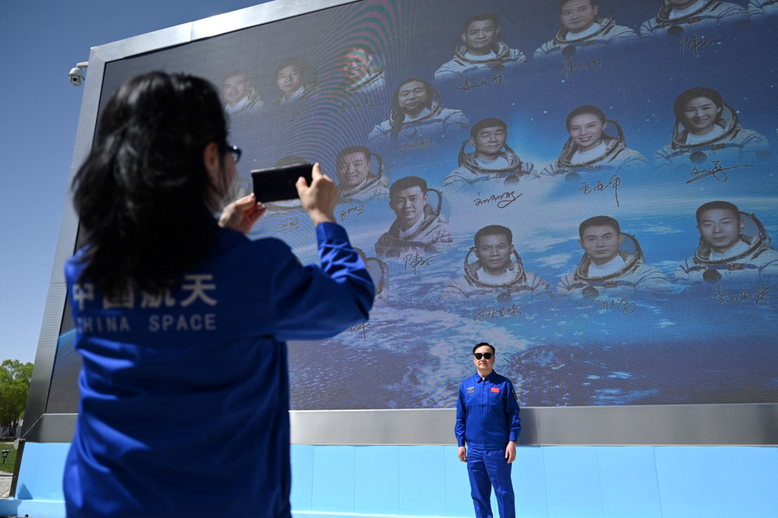 ئەندامانی تیمی ئاژانسی بۆشایی ئاسمانیی چین لە كاتی خۆئامادەكردن بۆ گەشتکردن - AFP