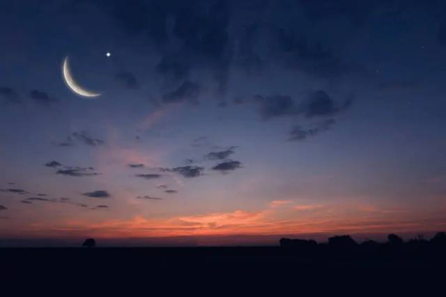 کاتی خۆرئاوابوون و دەرکەوتنی مانگ - وێنە: عەرەبییە