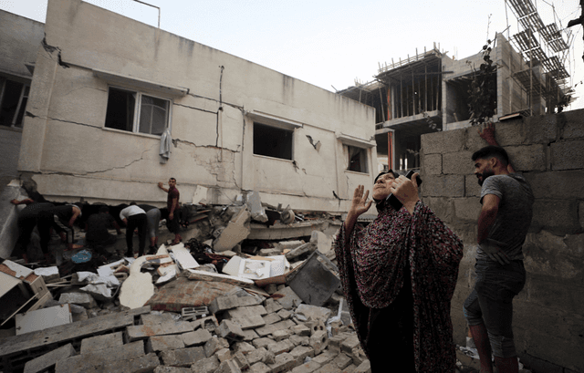 داروپەردووی ڕووخاوی خانووێکی غەززە بەهۆی هێرشی ئیسرائیلەوە - وێنە: ڕۆیتەرز