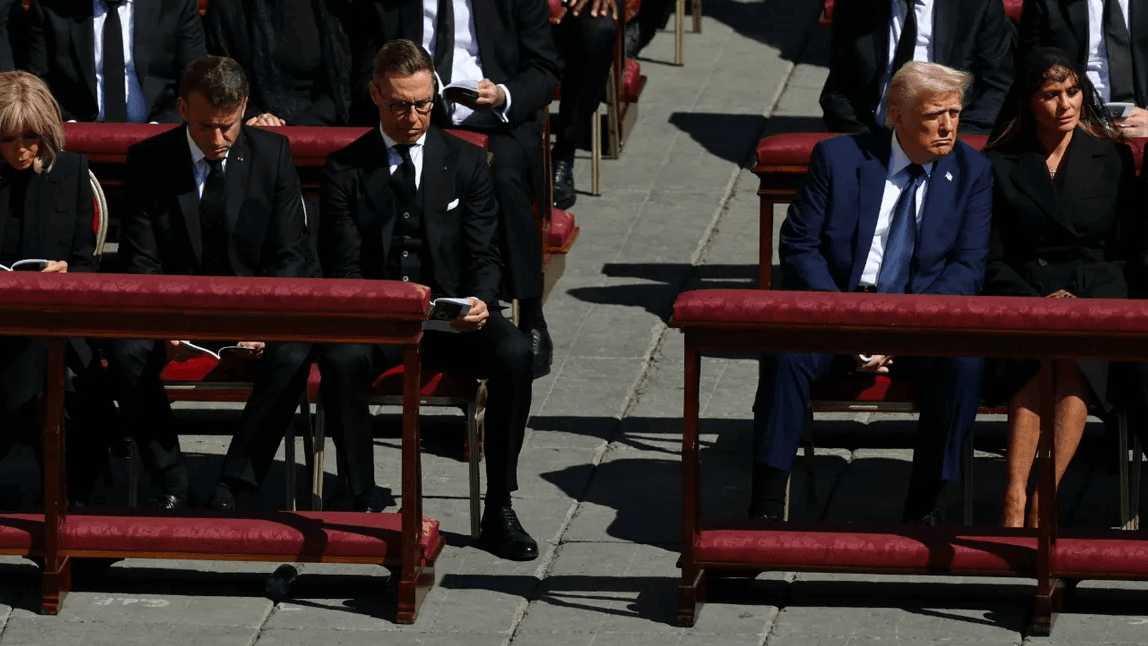 لە پرسەی پاپا فرانسیس ڕەخنە لە جلوبەرگی ترەمپ دەگیرێت