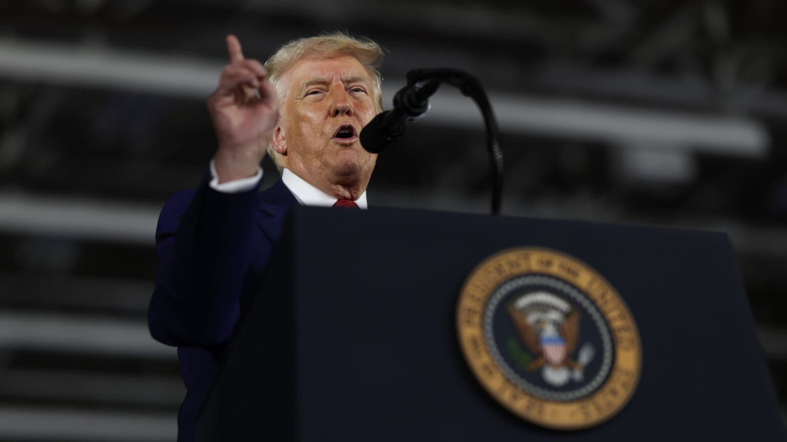 ترەمپ هۆشداری بەو وڵاتانە دەدات کە نەوت لە ئێران دەکڕن