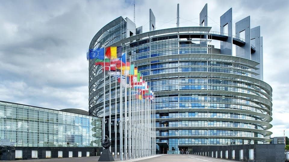 یەکێتیی ئەوروپا: پووتین ناچار بە ڕاگرتنی جەنگ دەکەین