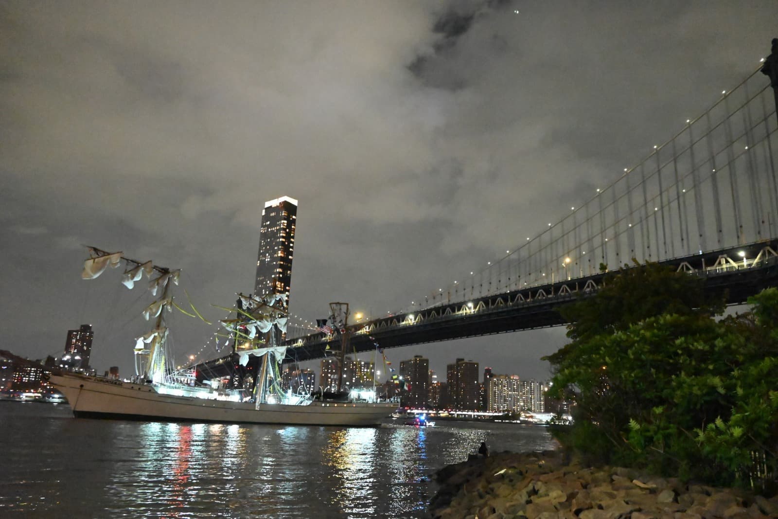 لە نیویۆرک کەشتییەک خۆی بە پردێکدا دەکێشێت و قوربانی لێدەکەوێتەوە