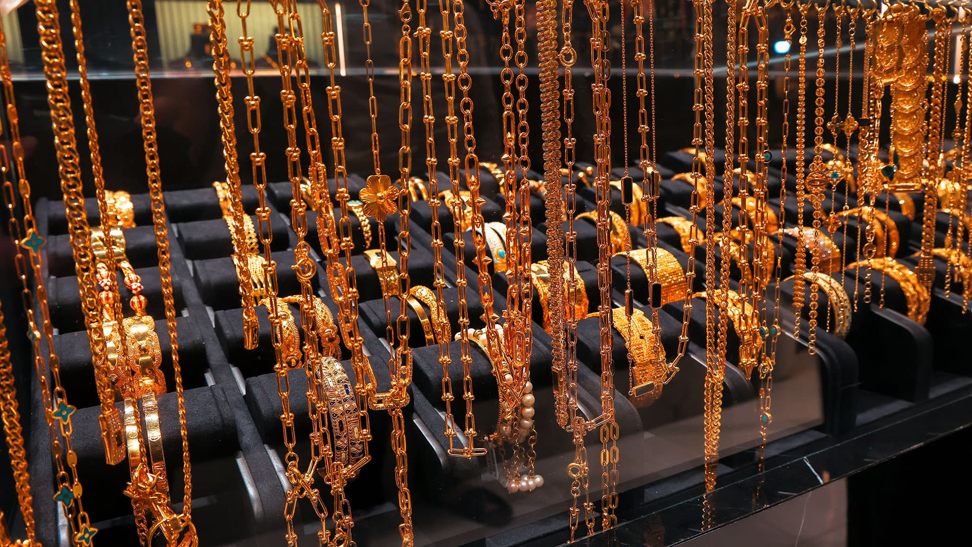 نرخی زێڕ ڕوو لە دابەزینە