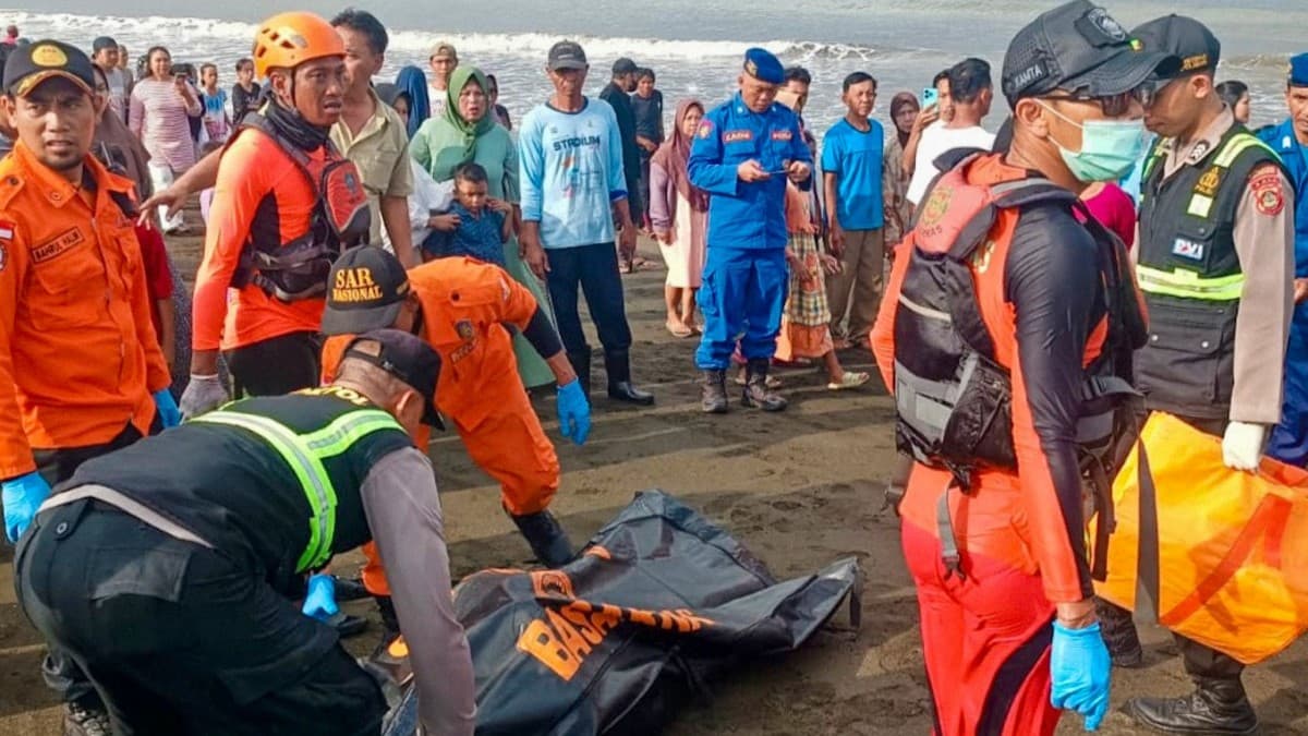 بەلەمێکی گەشتیاری لە ئیندۆنیزیا ژێرئاو دەکەوێت