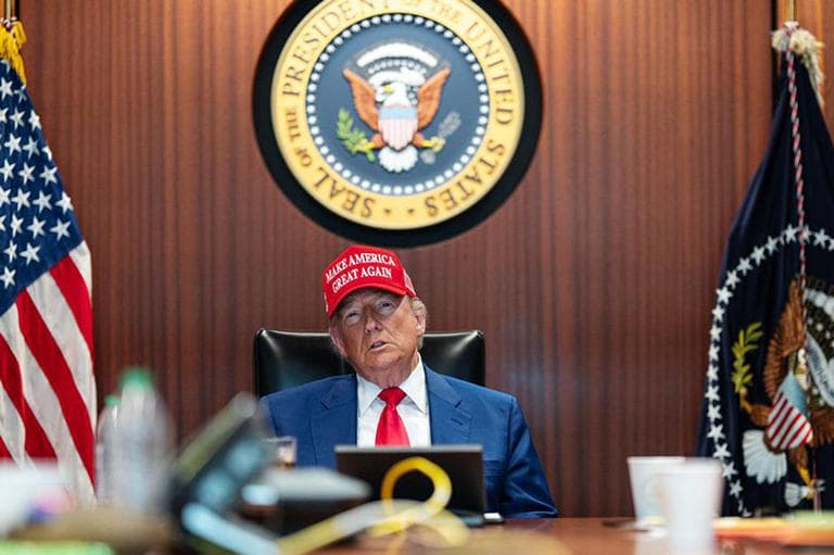 ترەمپ: بە ئیرانم گوت فەرموون مووشەکەکانتان بتەقێنن