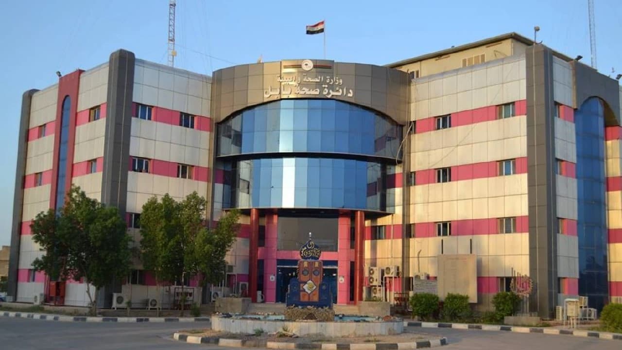 فەرمانبەرێکی عێراق بە هۆکاری ئەوەی لەبەر بەڕێوەبەرەکەی هەڵنەستاوە؛ سزا دەدرێت