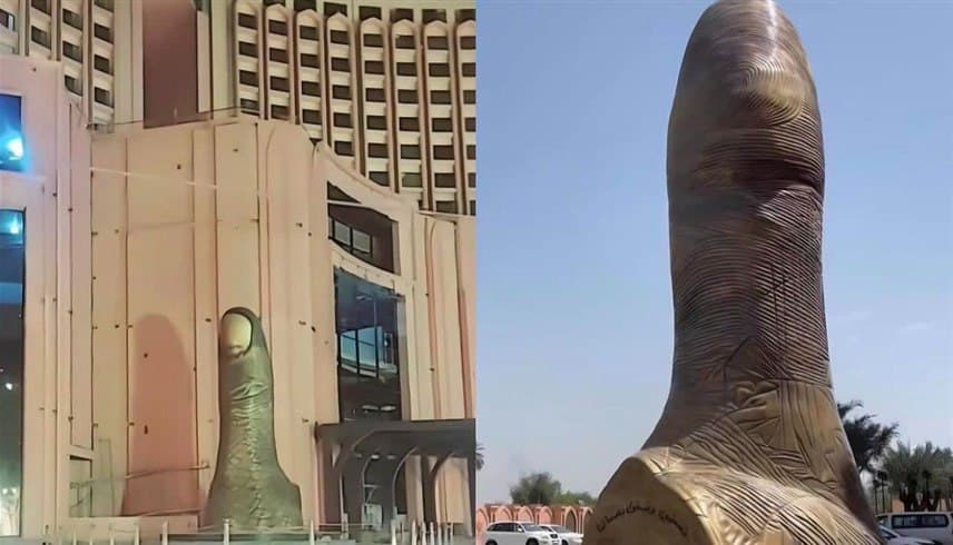 پەیکەری پەنجە هەڵای ناوەتەوە