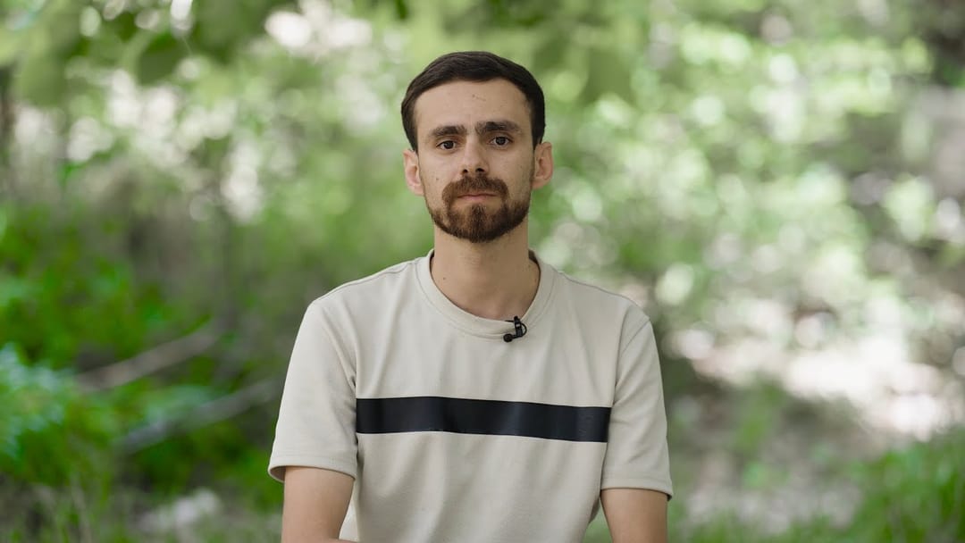 گەشتی چارەسەر؛ باکۆ ئەکرەم باسی منداڵی خۆی دەکات کە بزێو بووە و خێزانەکەی خۆشەویستی زۆریان پێیدەدا