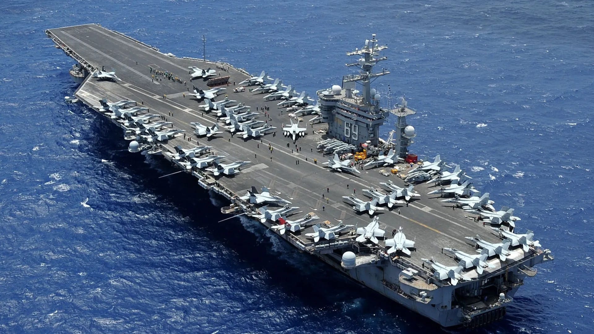 حووسییەکان کەشتییەکی فڕۆکەهەڵگری ئەمریکا بە ئامانج دەگرن