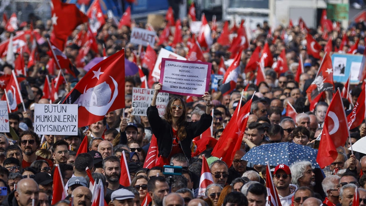 بەهۆی ناڕەزایەتییەکانەوە تورکیا سزای مێتا دەدات