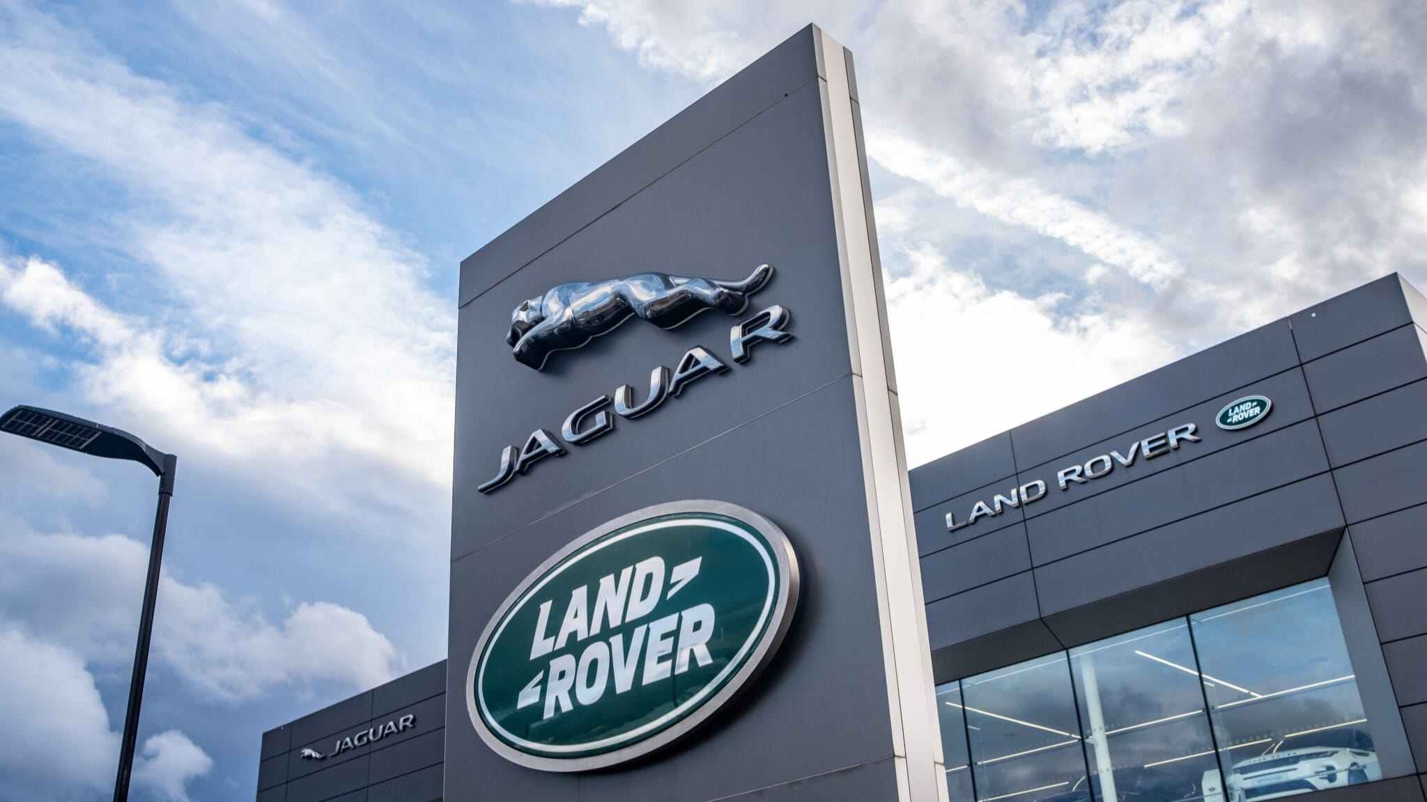 لاندڕۆڤەر: ئۆتۆمبێلەکانمان نانێرینە ئەمریکا