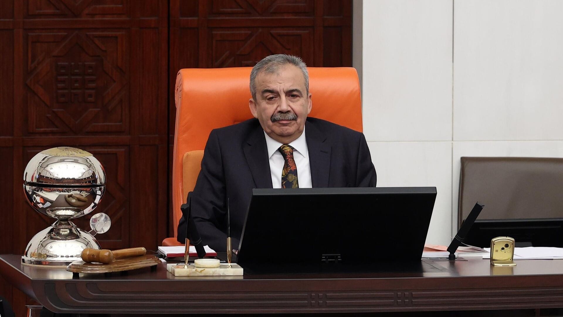 سری سورەیا ئۆندەر تەندروستی ناجێگیرە