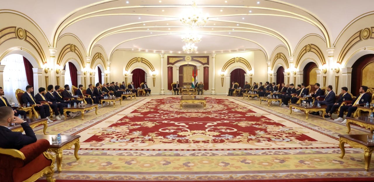 یانەی دهۆک جامی کەنداو پێشکەش بە سەرۆک بارزانی دەکات