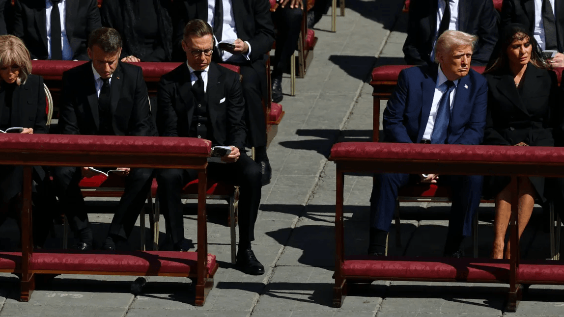 لە پرسەی پاپا فرانسیس ڕەخنە لە جلوبەرگی ترەمپ دەگیرێت