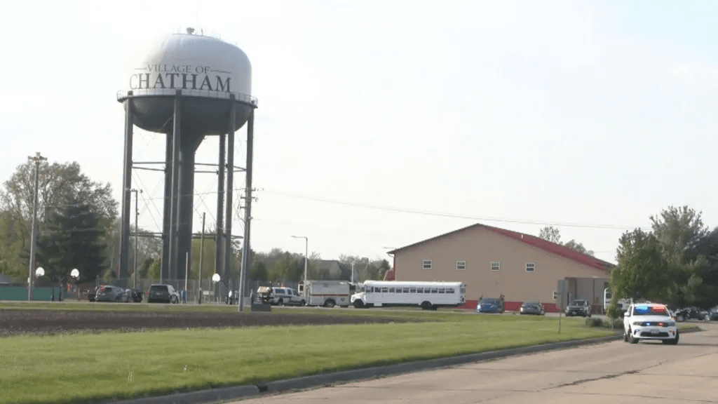 ئۆتۆمبێلێک خۆی دەکات بە نێو قوتابخانەیەکدا و چەند کەسێک دەکوژێت