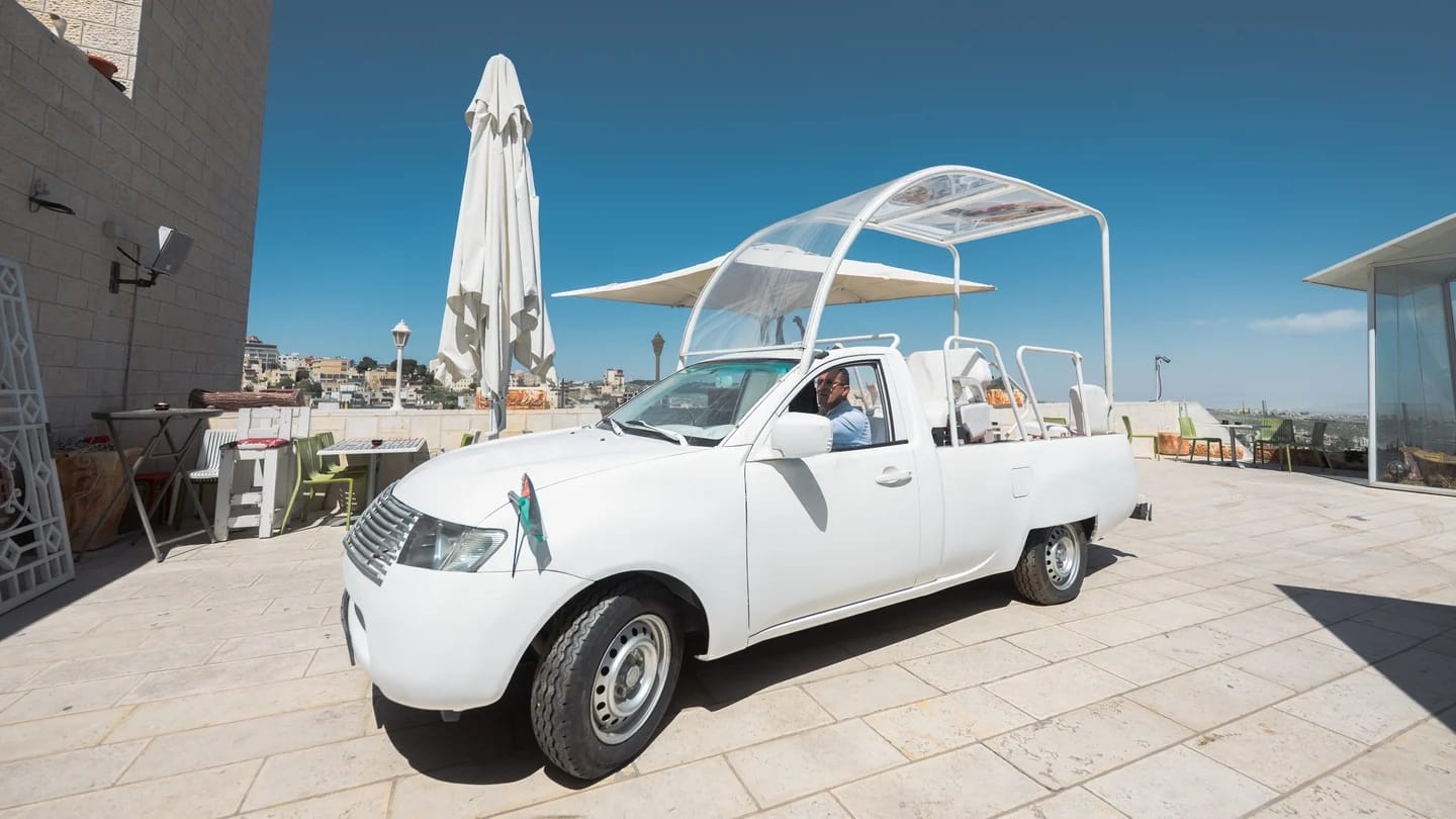 ئۆتۆمبێلی پاپا دەکرێتە کلینیکی گەڕۆک بۆ منداڵانی غەززە