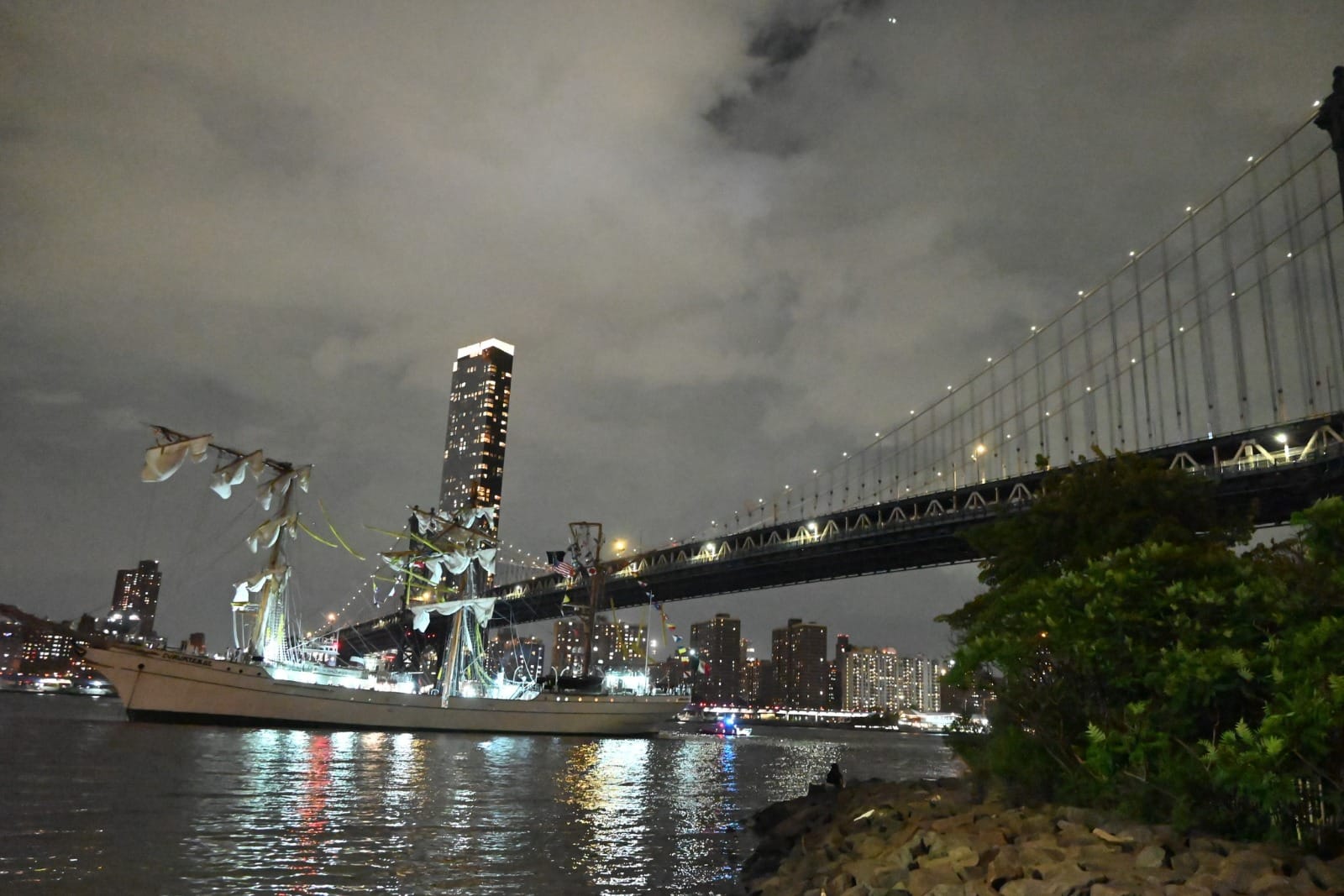 لە نیویۆرک کەشتییەک خۆی بە پردێکدا دەکێشێت و قوربانی لێدەکەوێتەوە