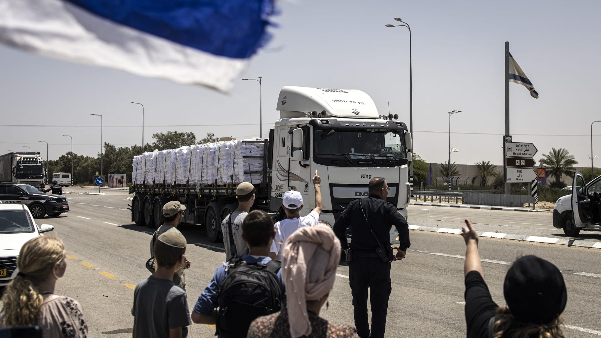 ئیسرائیل ڕێگەی بە 100 بارهەڵگری هاوکارییدا بچێتە نێو غەززە