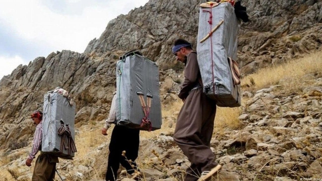 کۆڵبەرێکی کورد بە تەقەی ڕاستەوخۆی هێزە ئەمنییەکانی ئێران دەکوژرێت