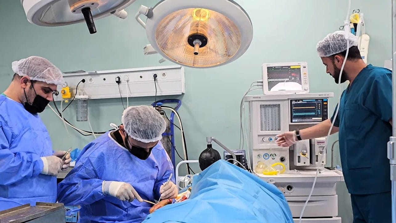 نەخۆشخانەی فریاكەوتنی ڕۆژئاوای هەولێر دەستی منداڵێك لەبڕینەوە ڕزگار دەكات