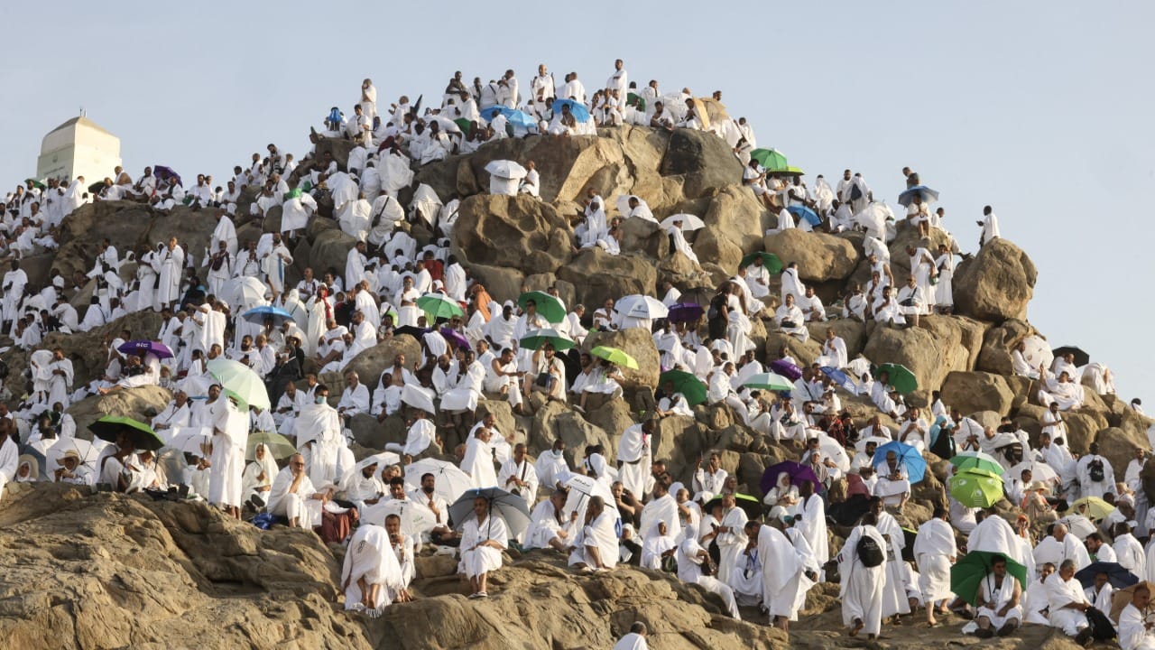 حاجییان لەسەر چیای عەرەفات گەورەترین پایەی حەج ئەنجام دەدەن