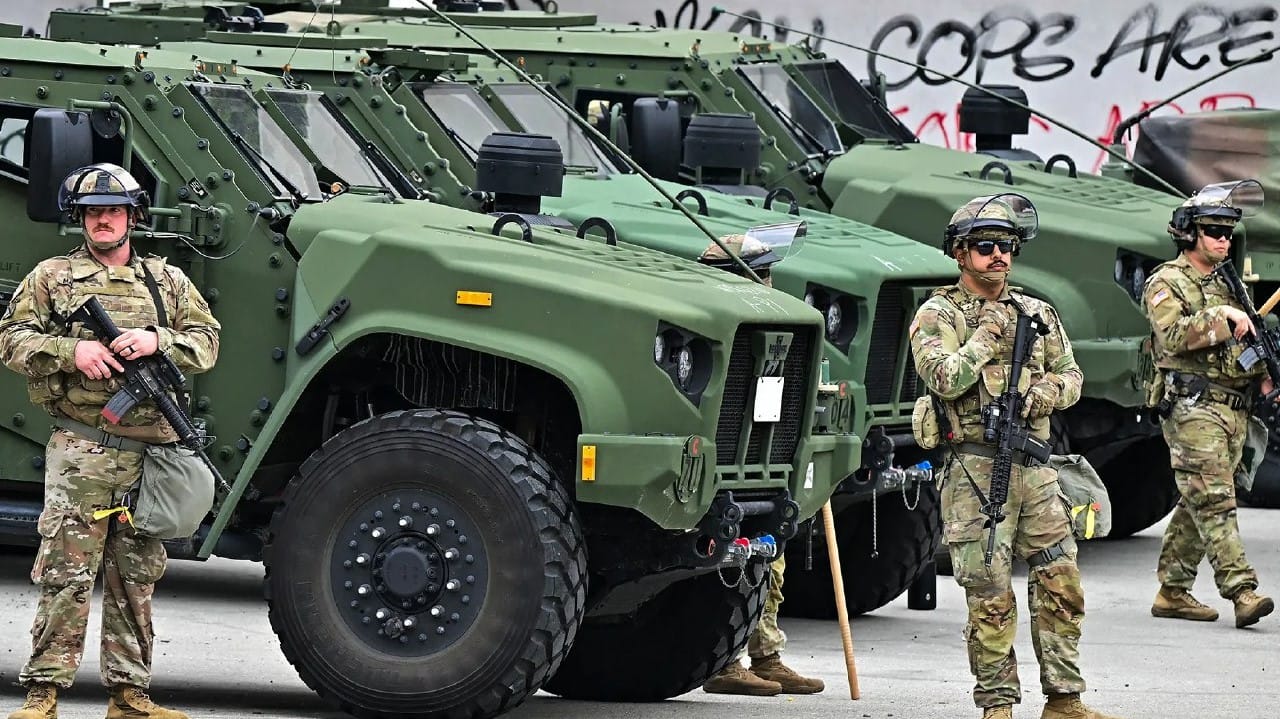 ترەمپ لە دژی خۆپیشاندەران جوولە بە هێزەکان دەکات