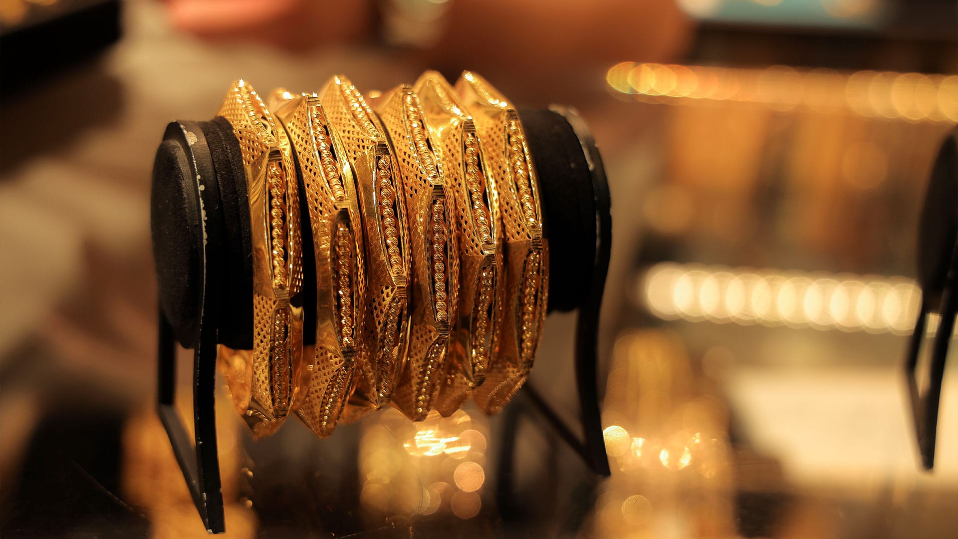 نرخی زێڕ بەراورد بە ڕۆژانی ڕابردوو لە بازاڕەکاندا دادەبەزێت