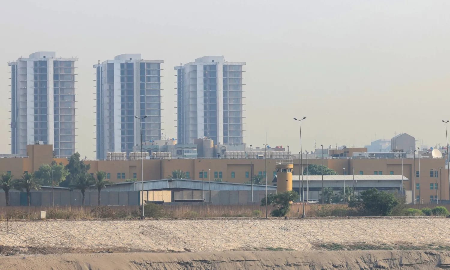 لە بەغدا دەنگی تەقینەوە دەبیسترێت و لەدیوانییەش پاشماوەی مووشەکێک دەکەوێتە خوارەوە