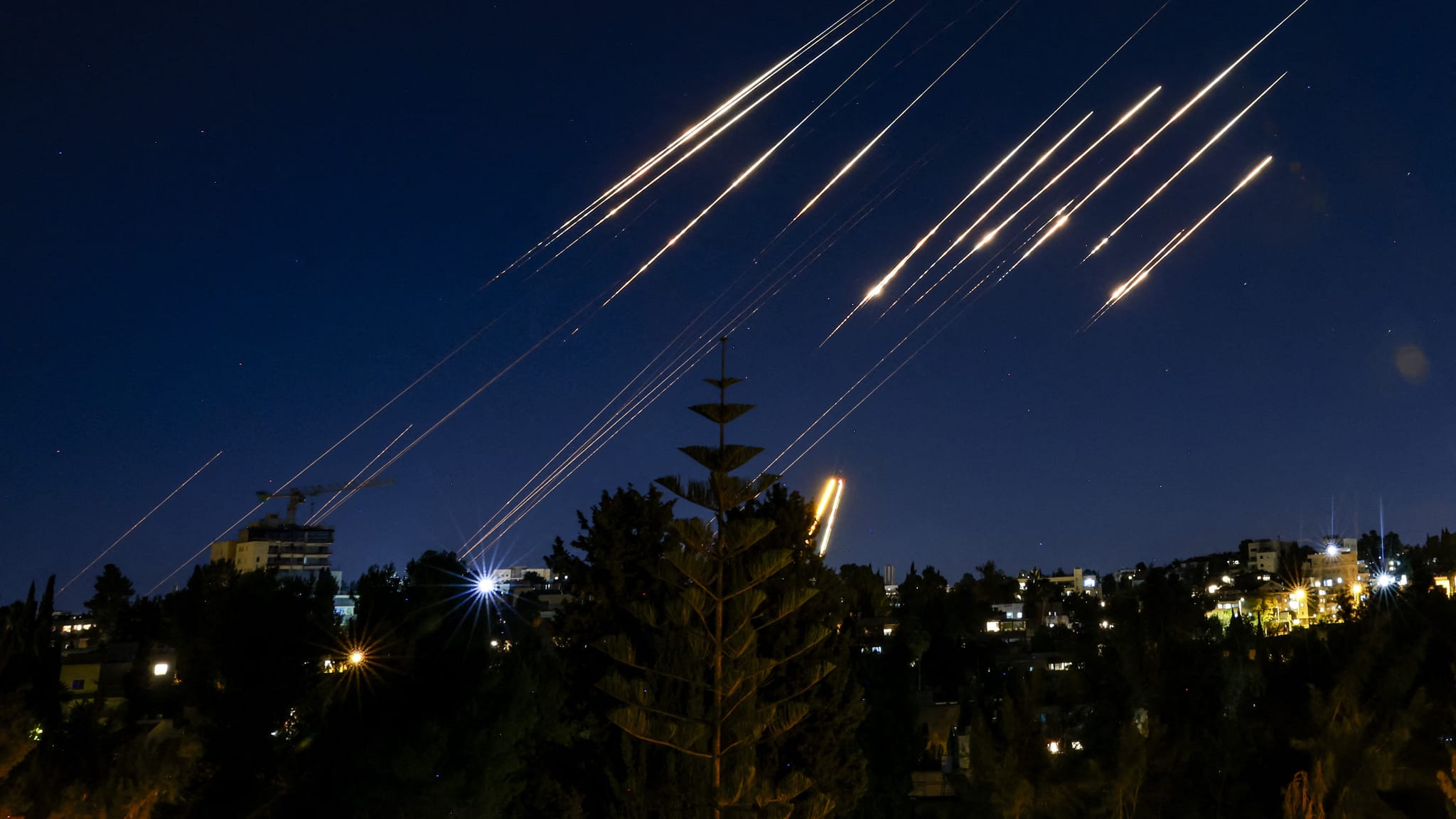 ئێران بەچڕیی ئیسرائیل مووشەکباران دەکات و کوژراو و بریندار هەیە