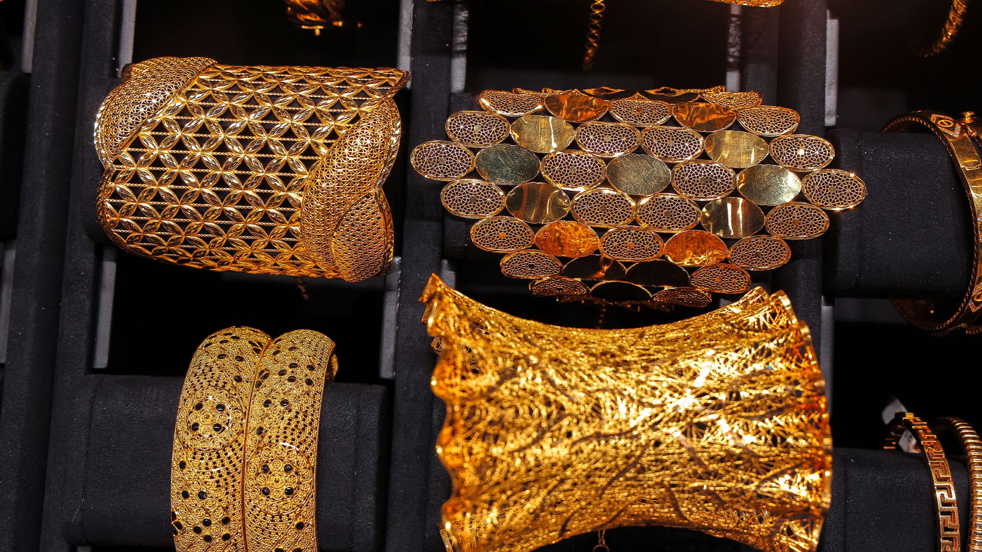 نرخی زێڕ بەردەوامە لە بەرزبوونەوە