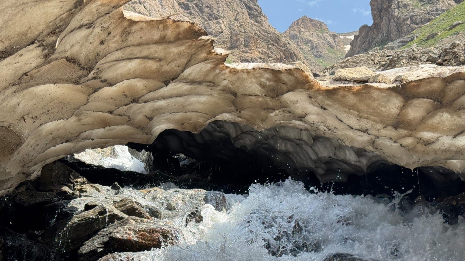 هۆشداری بە گەشتیاران دەدرێت؛ بەهیچ جۆرێک نەچنە ژێر تونێلە بەفرینەکان