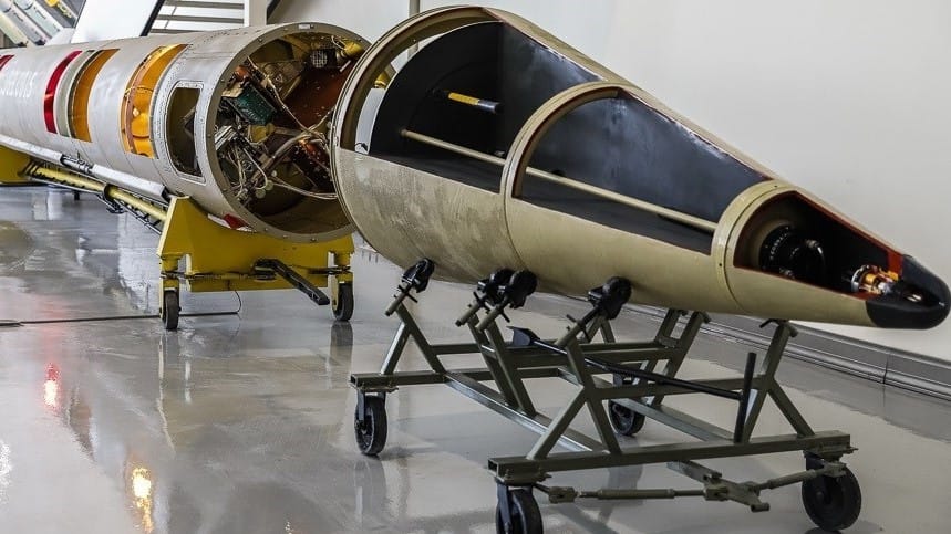 ئێران بە مووشەکێک ئیسرائیل دەتۆقێنێت؛ لە ئاسمان دەبێتە 30 مووشەک