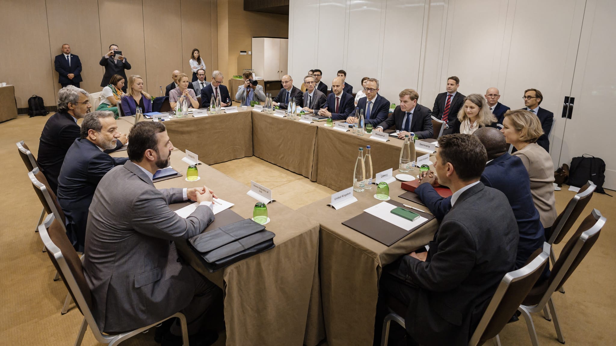 ڕۆژنامەیەکی ئەڵمانی: ئیسرائیل خۆی پاسەوانی فڕۆکەکەی عەباس عێراقچی کردووە کاتێک سەردانی جنێڤی کردووە