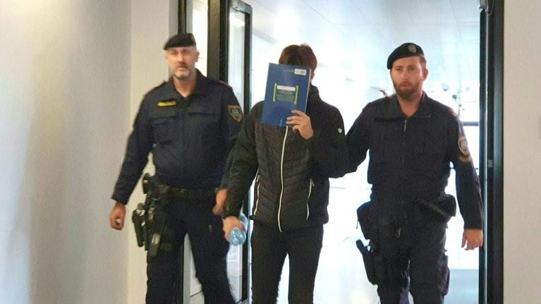 ژمارەیەک قاچاخچی کورد بە 8 ساڵ زیندانی سزا دەدرێن