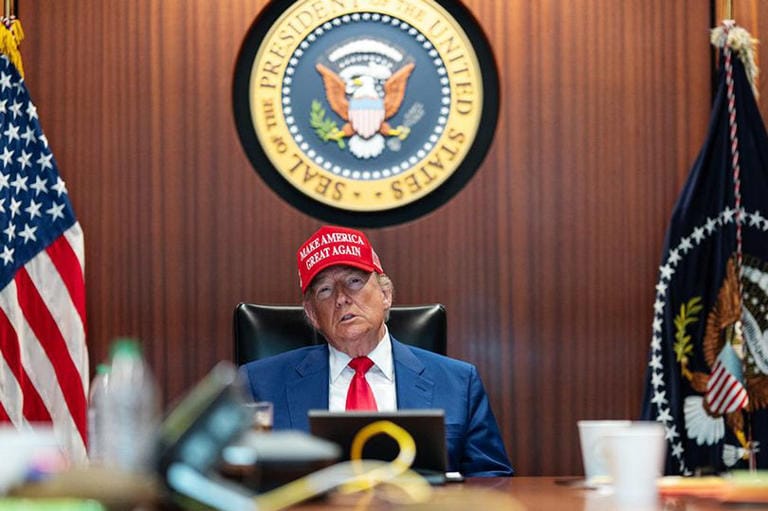 ترەمپ: بە ئیرانم گوت فەرموون مووشەکەکانتان بتەقێنن