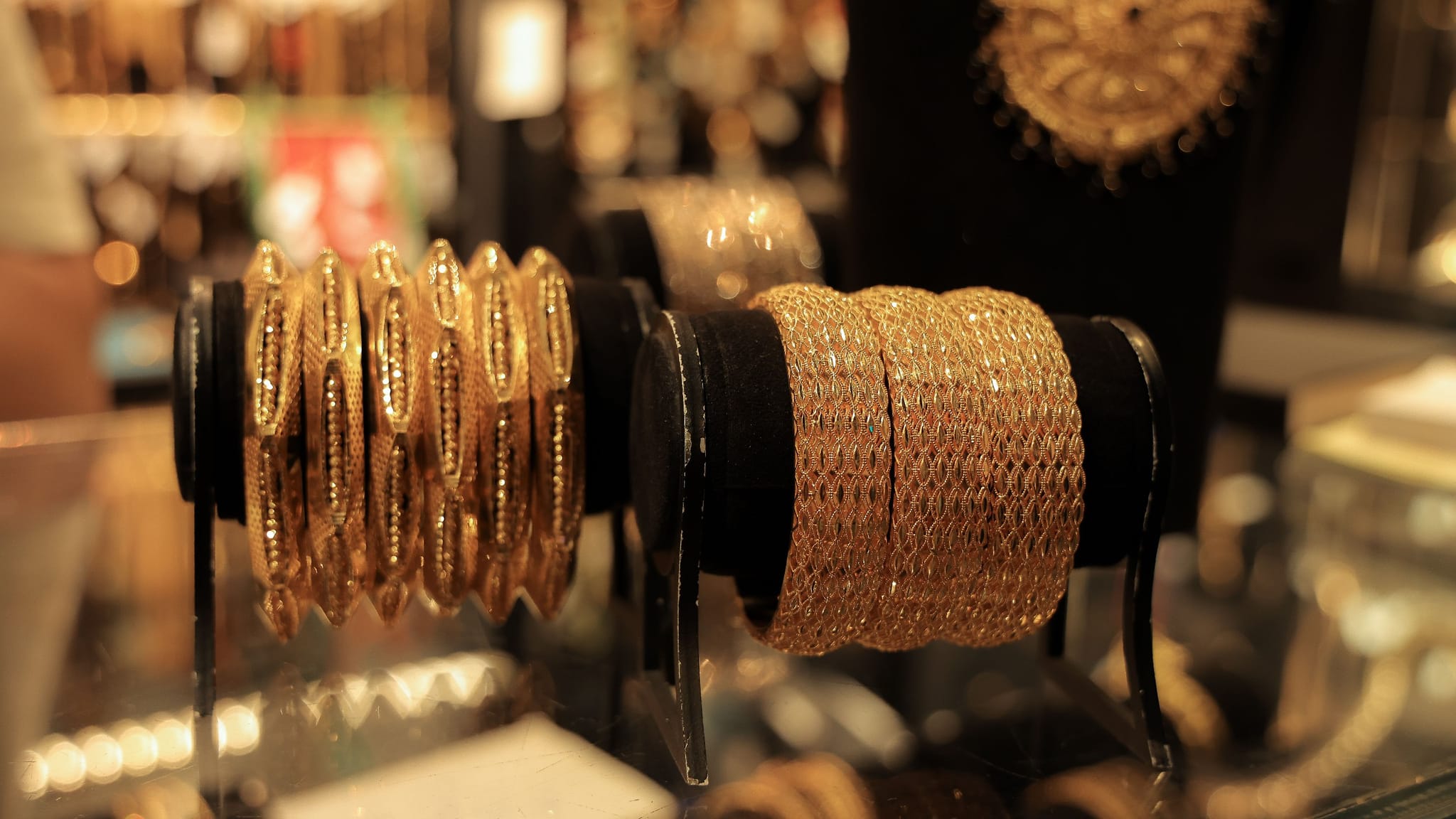 نرخی زێڕ جارێکی دیکە لە بازاڕەکاندا دادەبەزێت