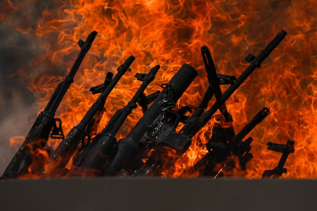 ئەمنە سوورەكە: چەكە سووتێندراوەكانی پەكەكە هەر لە ئەشكەوتی جاسەنە دەهێڵدرێنەوە