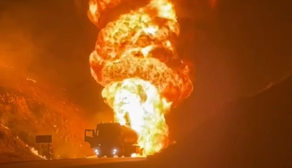 بەهۆی گڕگرتنی تانکەرێکی سووتەمەنی ڕێگەی نێوان پێنجوێن و سلێمانی دادەخرێت