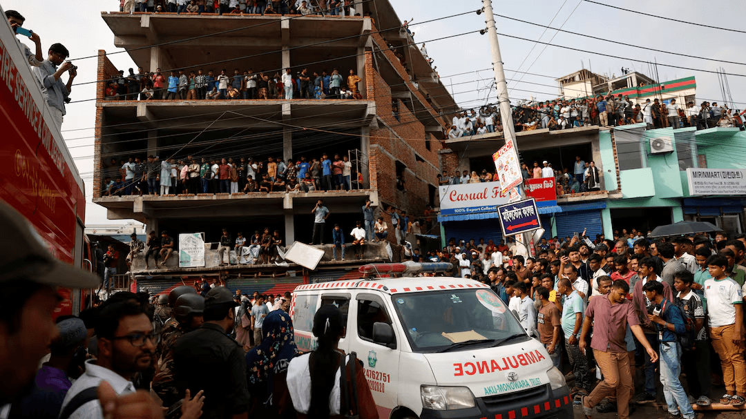 لە بەنگلادیش فڕۆکەیەکی سەربازی لەنێو کۆلێژێک دەکەوێتە خوارەوە