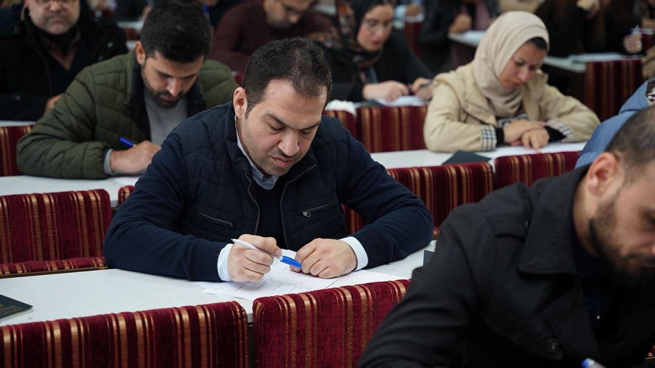 ئاڤا بەدواداچوون بۆ داواکارییەکی پێشکەشکارانی سەنتەری زمان دەکات