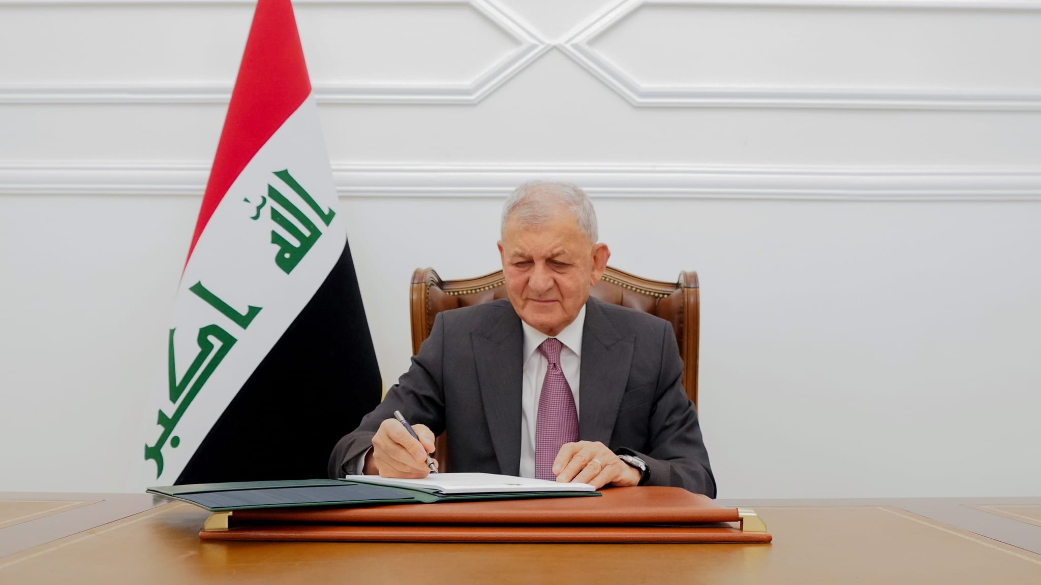 سەرۆککۆماری عێراق داوای ڕاگرتنی دامەزراندن و گرێبەست دەکات