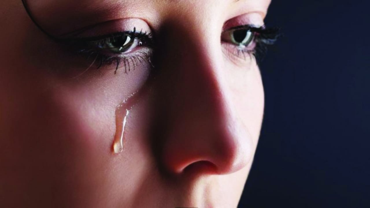 پزیشکان هۆشداری دەدەن: گرتنەوەی فرمێسک زیانی مەترسیدار بە چاوەکان دەگەیەنێت