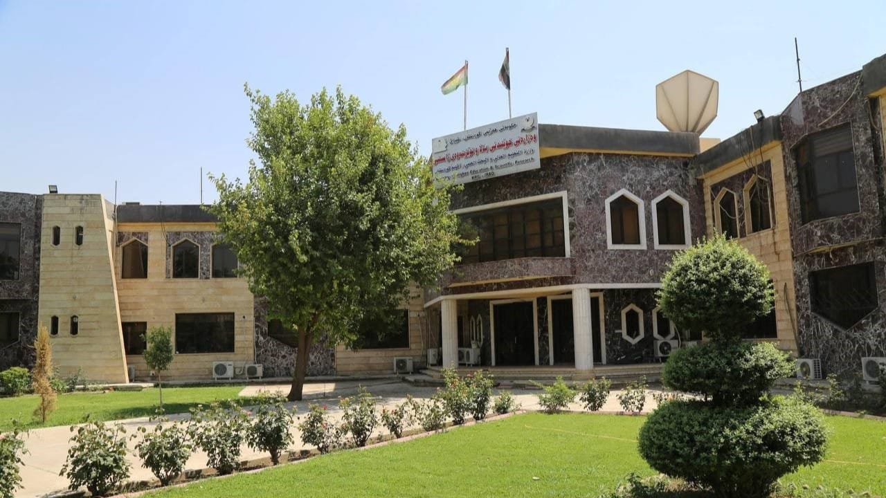 پێداچوونەوەی زمانەوانی بۆ ماستارنامە و تێزی دكتۆرای بەشەكانی زمان دەکرێتە مەرج