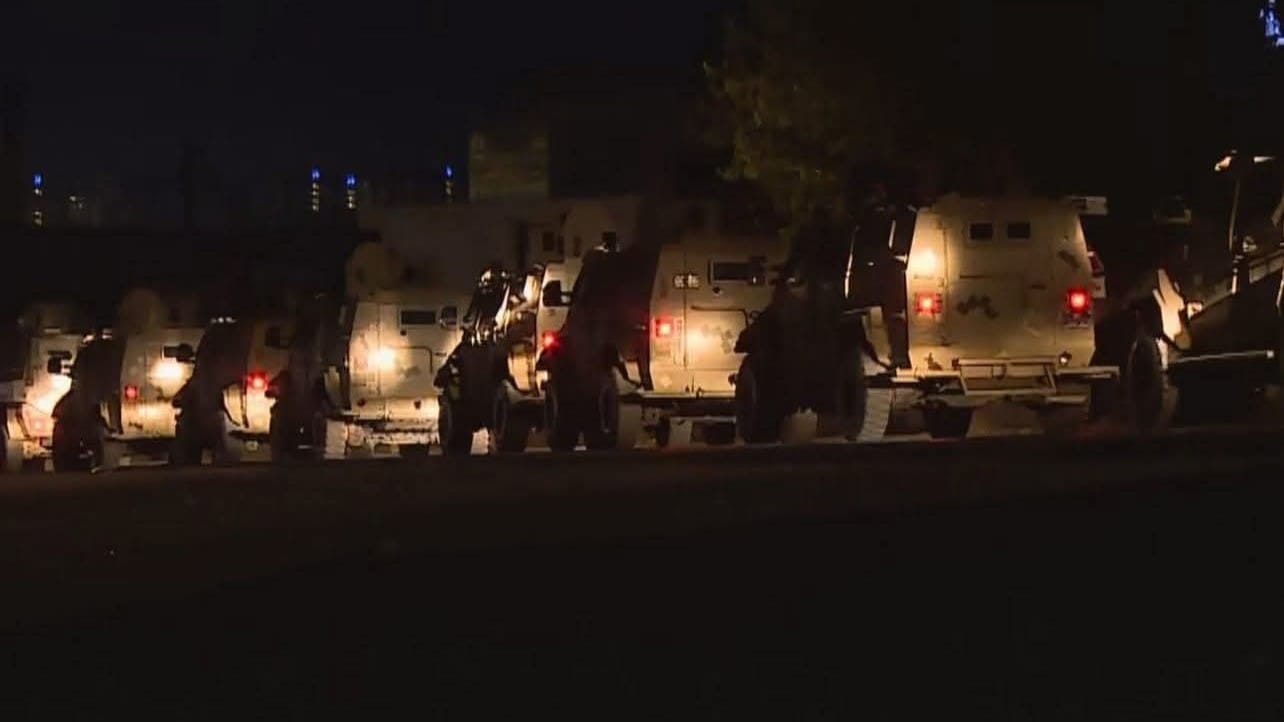 ژمارەیەکی زۆر هەمەر لە دەوروبەری ماڵەکەی لاهووری جەنگی جێگیرکراون