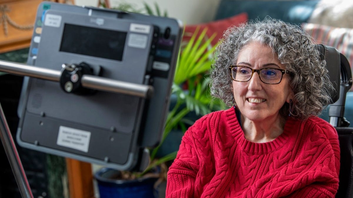 دوای 25 ساڵ، ژنێک بەهۆی ژیریی دەستکردەوە گوێی لە دەنگی خۆی دەبێتەوە