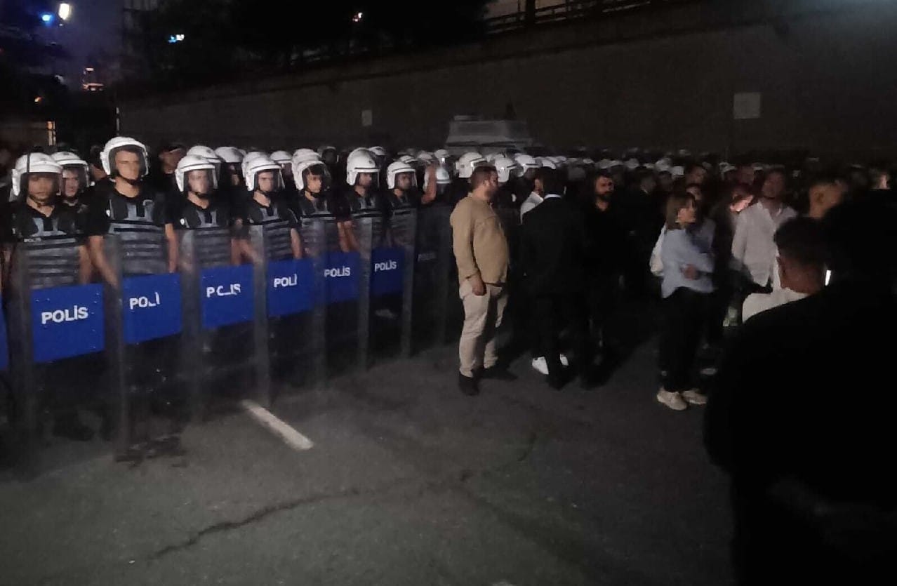 لایەنگرانی جەهەپە هەڵیانکوتایە سەر باڵەخانەی سەرۆکایەتیی پارێزگای ئیستەنبووڵ