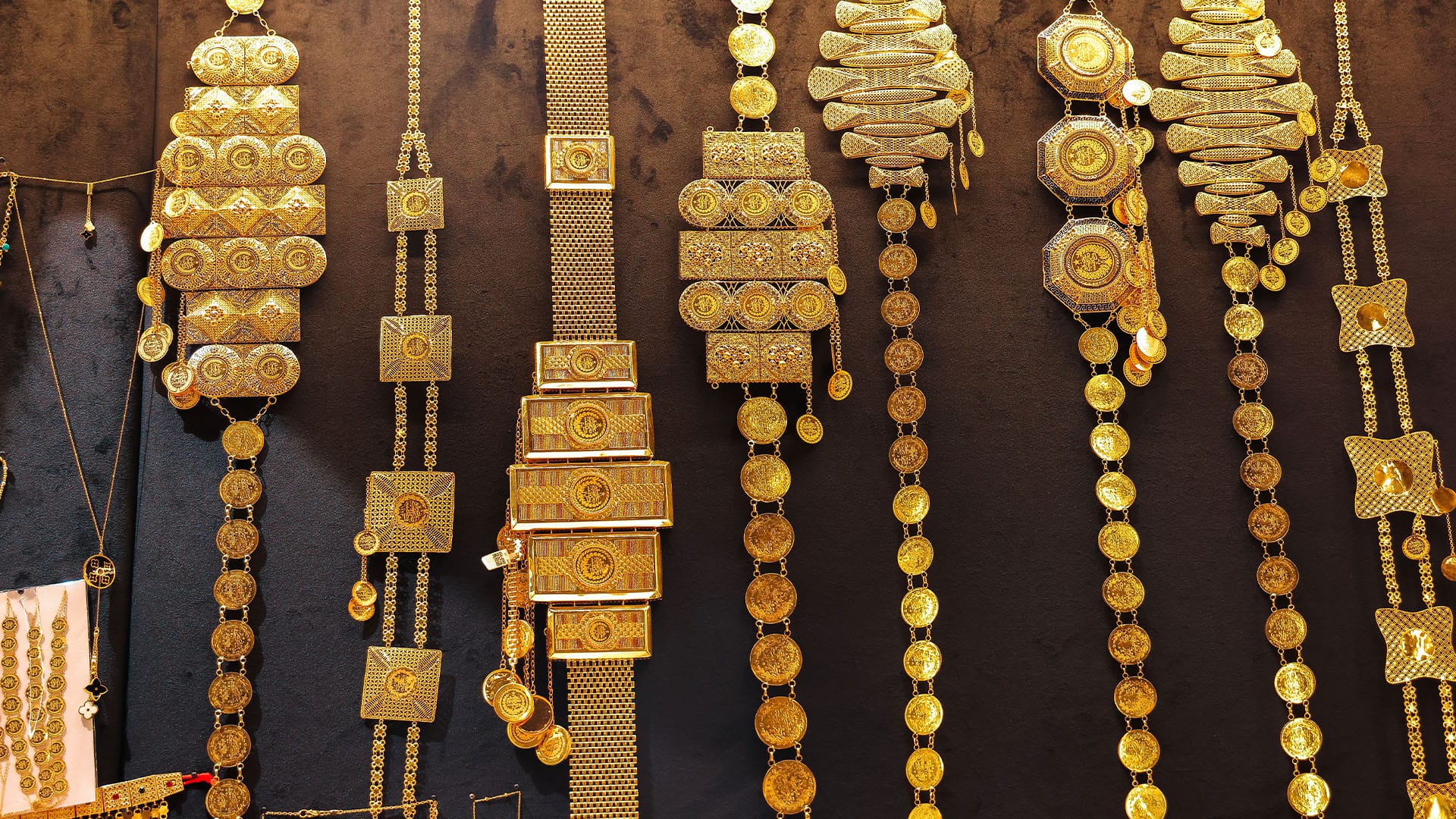 نرخی زێڕ نزیکەی 70 دۆلار بەرز دەبێتەوە