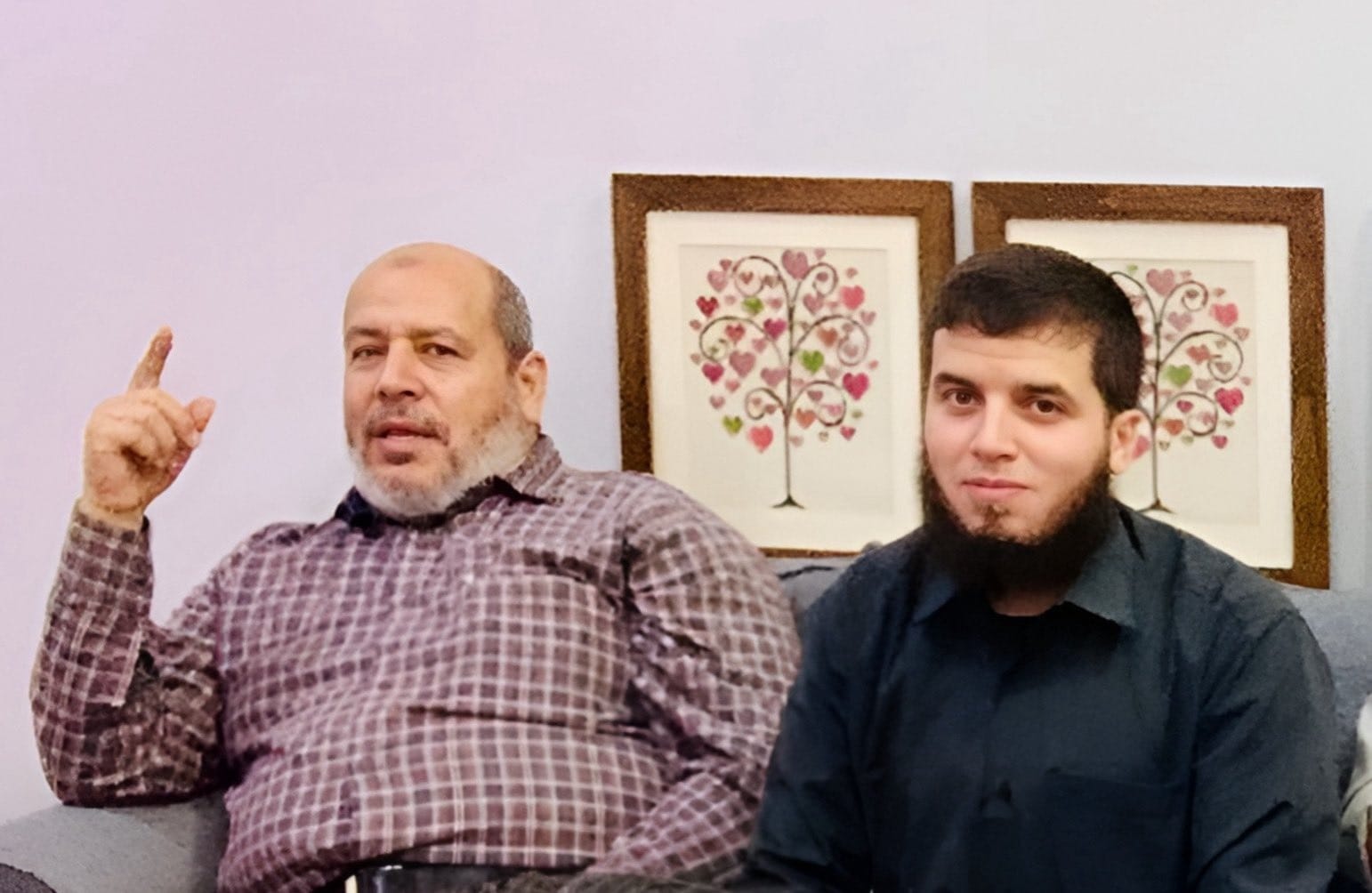 خەلیل ئەلحەیە نوێژی مردوو لەسەر کوڕەکەی دەکات