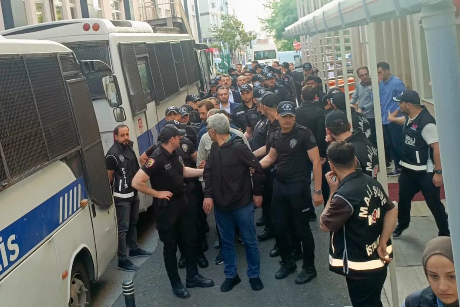 لە تورکیا سەرۆک شارەوانییەک و 47 كەسی دیكە بە تۆمەتی گەندەڵی و ساختەكاری دەستگیر دەكرێن